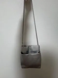 シルバーショルダーバッグ