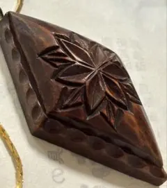 木製ダイヤモンド型長めペンダントネックレス　裏落書き?あり年代物レトロビンテージ