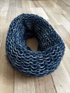 美品★セレクトショップ購入 手編みスヌード ネイビーＭＩＸ糸／伸縮性あり