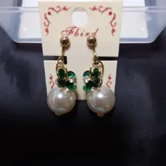 パールと緑の花モチーフのイヤリング