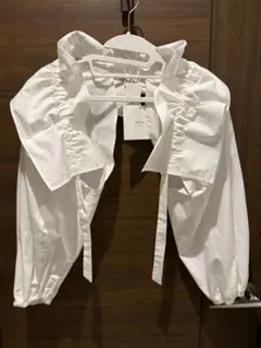 新品本物]PATOUパトゥクロップドボリュームトップ白ブラウス40 - メルカリ