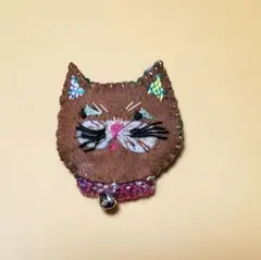 ハンドメイド　猫の顔 ブローチ 鈴付き
