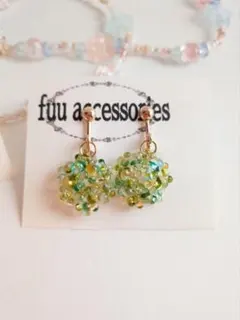 ビーズボールピアス／イヤリング グリーン×イエロー ハンドメイド