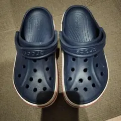 crocs ネイビー サンダル 通気孔付き
