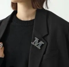 MaxMara ブローチ Mロゴ ラインストーン ゴールド イタリア製 - メルカリ