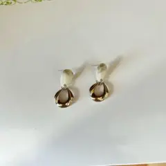 ピアス　樹脂　グリーンホワイト　ゴールドフープ