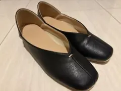 黒いフラットシューズ 木製ヒール