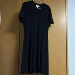 黒のVネック半袖ひざ丈ワンピース Mサイズ