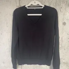 ユニクロ黒 Vネック ニット 長袖