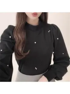 パール装飾付き黒ハイネックニット　グレイル/GRL