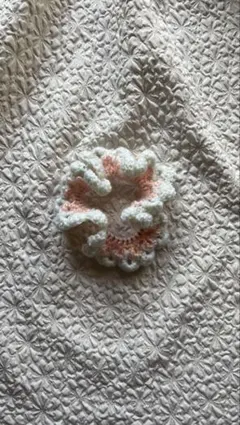 かぎ針編みフリルシュシュ 白とピンク