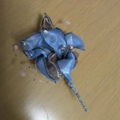 青の花形コサージュ