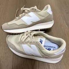 New Balance 237 ベージュ/ホワイト スニーカー