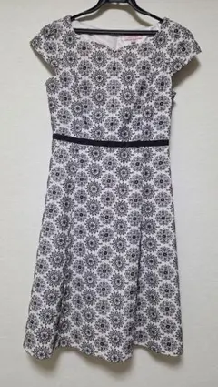 【新品同様】TOCCA 花柄刺繍 半袖ひざ丈ワンピース ホワイト×ブラック