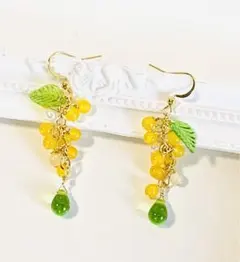 ミモザのピアス　ハニーカラージェイド　アラゴナイト　淡水パール　チェコビーズ