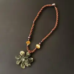 ❇︎花の形の貝殻とビーズのペンダント ネックレス❇︎