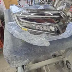 ルノー　カングー新型カングー純正 右LEDヘッドライト ルノー カングー新型カングー純正 右LEDヘッドライト - メルカリ