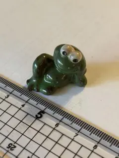 寝そべりカエルの置物 縁起物