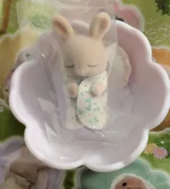 シルバニアファミリー 赤ちゃん&お花のベッドセット　みるくウサギの赤ちゃん