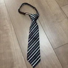 黒と白のストライプ ネクタイ