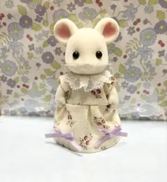 シルバニア　お母さん　服【襟レースと2つの小さめ紫リボンの花柄ホワイトワンピ】