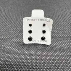 黒いスタッドピアス樹脂ピアス