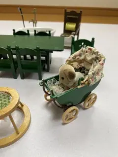 【商品名】 シルバニアファミリー 初期レトロ家具 緑ダイニング ベビーカー