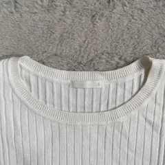 GU 白トップス