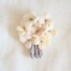 ブローチ　コサージュ　ハンドメイド　刺繍　刺しゅう　春　花　白　クリーム　グレー