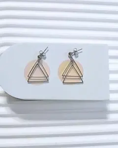 シルバー三角形デザインピアス