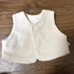 【西松屋】ボア素材 ベビーベスト クリーム色
