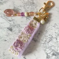 インド刺繍リボン　ピンクのキーホルダーチャーム