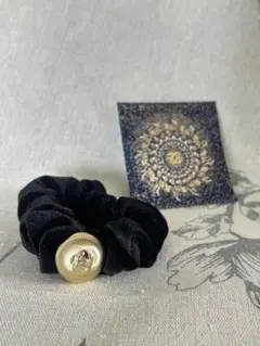 CHANEL シャネル　ノベルティ　ブラック/ゴールドシュシュ