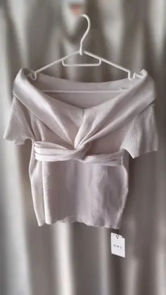 オフショルダー ニットトップス M ライトベージュ