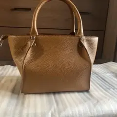 手作りのシンプルな革製品です。