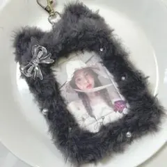 硬質トレカケース デコ 猫 リボン パール ふわふわ キーホルダー 濃いグレー