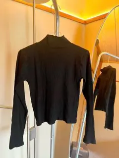 リブ編み ハイネック 黒 長袖トップス