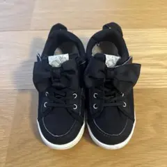 リボン付き黒スニーカー