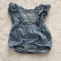 【中古】バースデイ　デニム フリル袖ロンパース ライトブルー　花柄刺繍　70cm