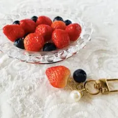 いちごとブルーベリーのチャーム　キーホルダー