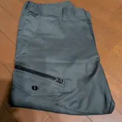 カーキ パンツ