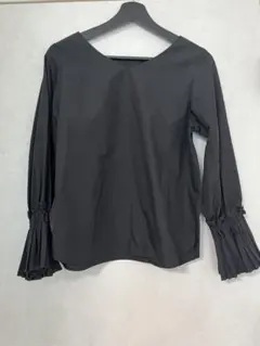 Ray BEAMS 黒のフリル付きボートネック長袖シャツのサムネイル