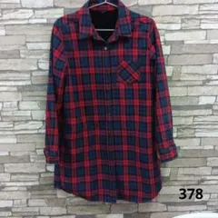 赤と青のチェック柄長袖シャツ