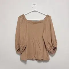 オフショルダー ベージュ バルーンスリーブ シャツ