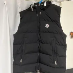Moncler ブラック ダウンジャケット