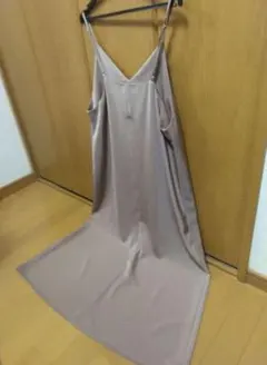 △　GU　キャミワンピース　S　ベージュ　光沢感　高見え
