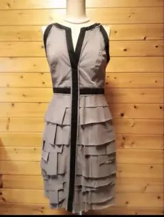 グレー フリルデザイン ノースリーブワンピース