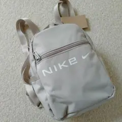 NIKE ベージュ リュックのサムネイル