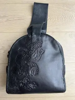 黒いレザーハンドバッグ 花柄エンボス加工