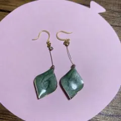 葉型ピアス 緑色とベージュの2色